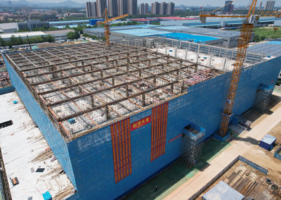 速度!鯊灣科技青島超級工廠建設項目(一期)2#通用廠房提前封頂