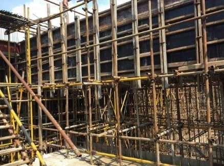 建筑施工中,模板工程中立柱間距應為多少